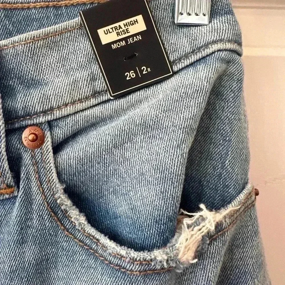 Nwt Abercrombie &‎ Fitch Ultra High Rise Mom Jeans Thrashed Denim Womens 26 2R